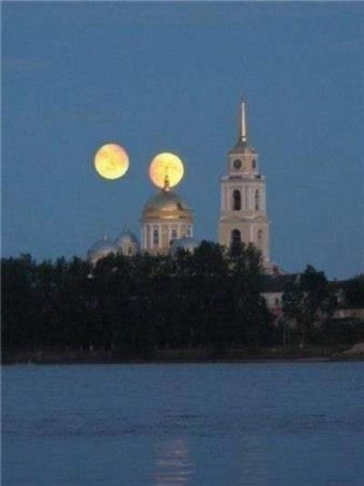 Two Moons August 27 2020 Hoax Same Size Mars Moon In Sky