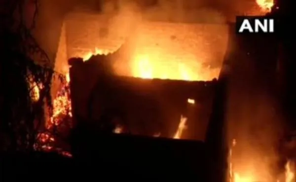 Massive Fire Breaks Out In Kirti Nagar Slum Area (Chuna Bhatti) Delhi: No Casualties